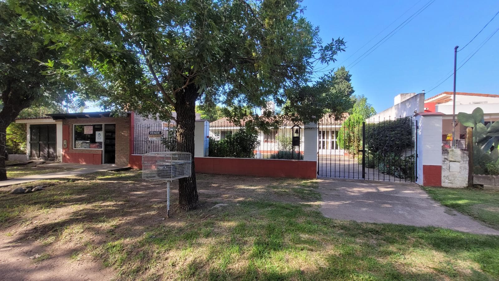 Casa en venta en Villa Rumipal con gas natural y local comercial, a metros del lago