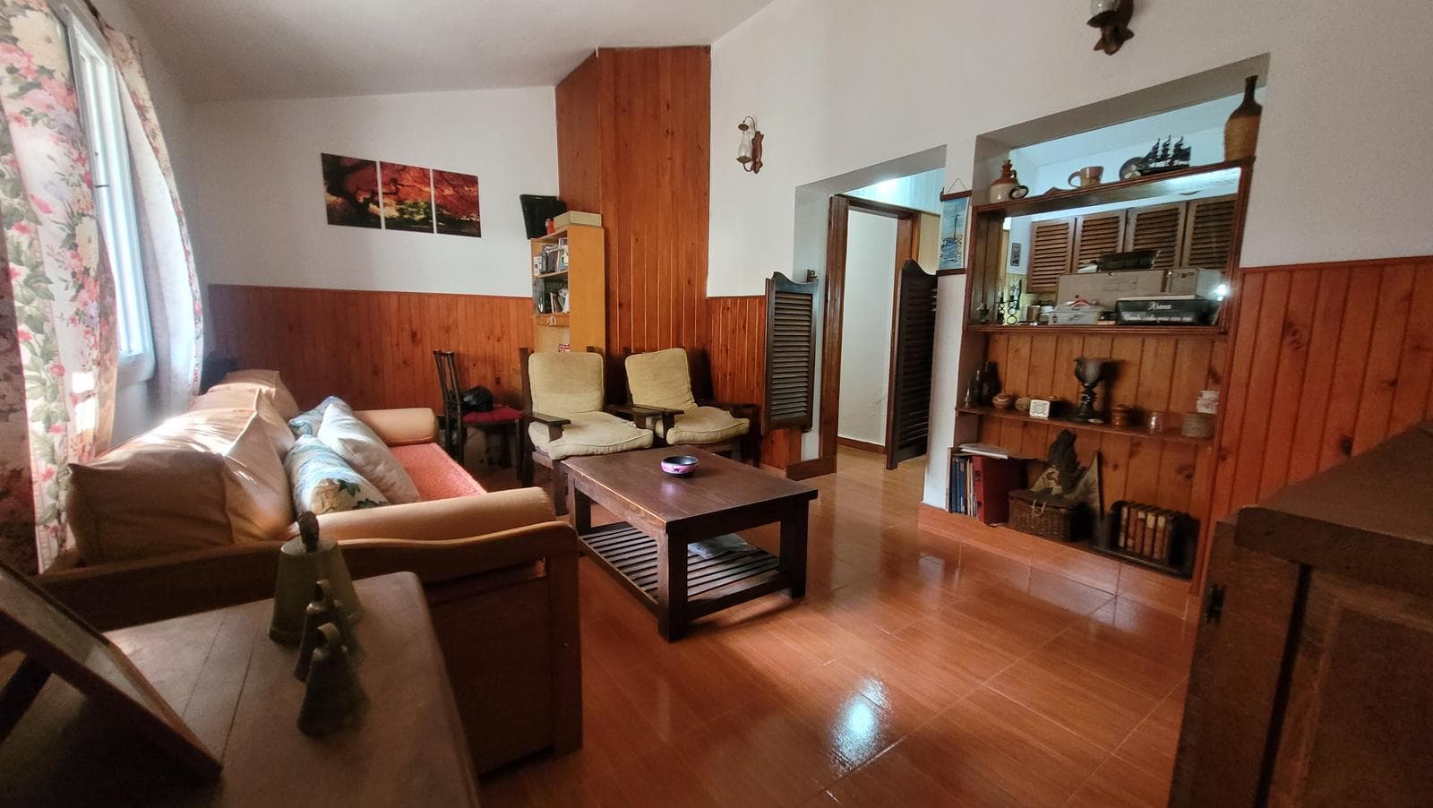 Casa en venta en Villa Rumipal con gas natural y local comercial, a metros del lago